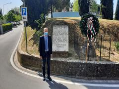 25 aprile una corona di alloro al monumento dedicato ai partigiani